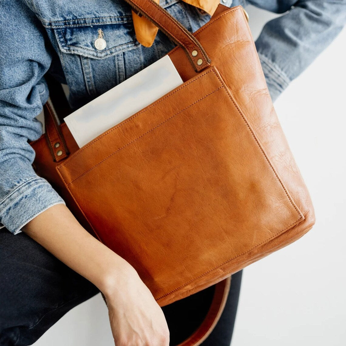 Chic Vintage Leather Handbag for a Seamless, Stylish Look